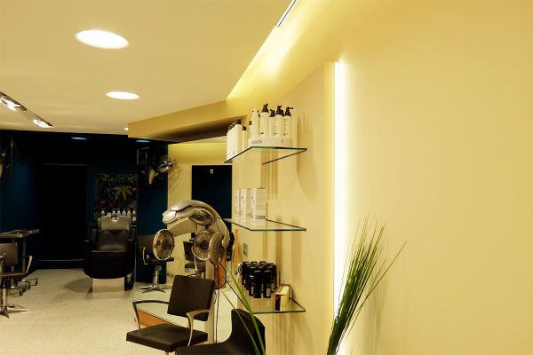 Plafond et lumières encastrées pour salon de coiffure